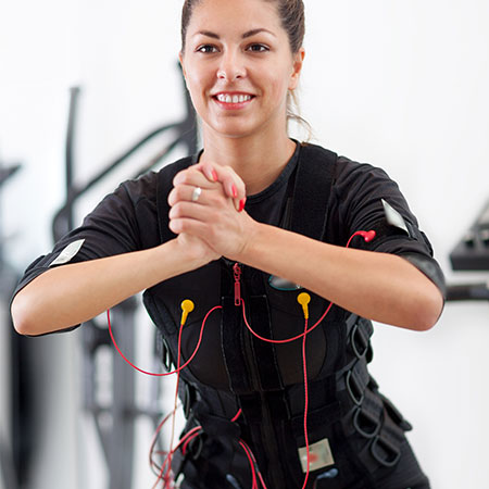 Frau freut sich über Trainingsfortschritt